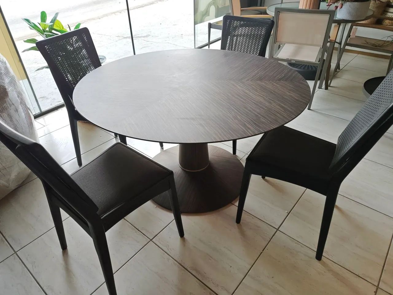 Mesa de jogos com 4 cadeiras