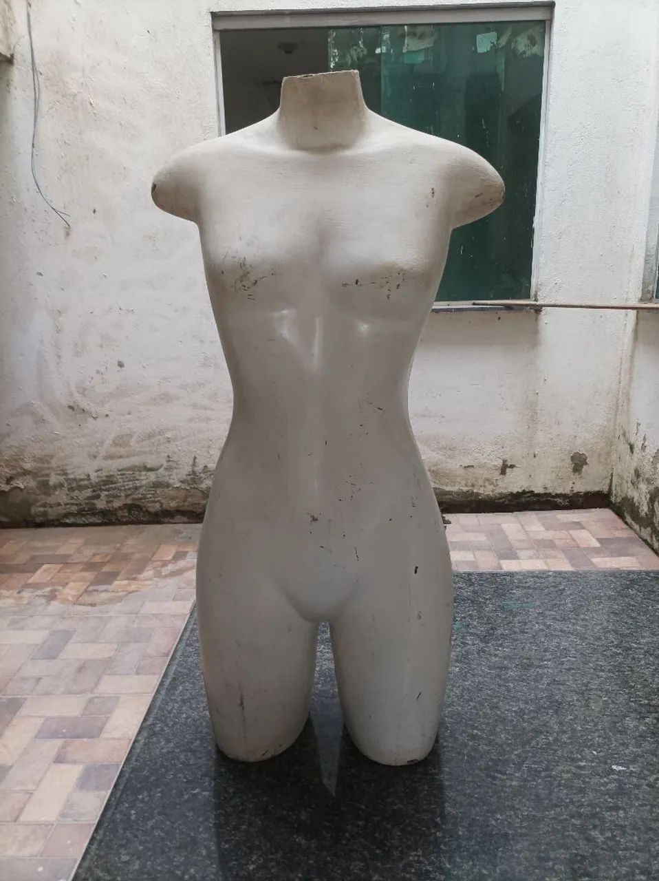 Manequim feminino. Altura: 80cm.