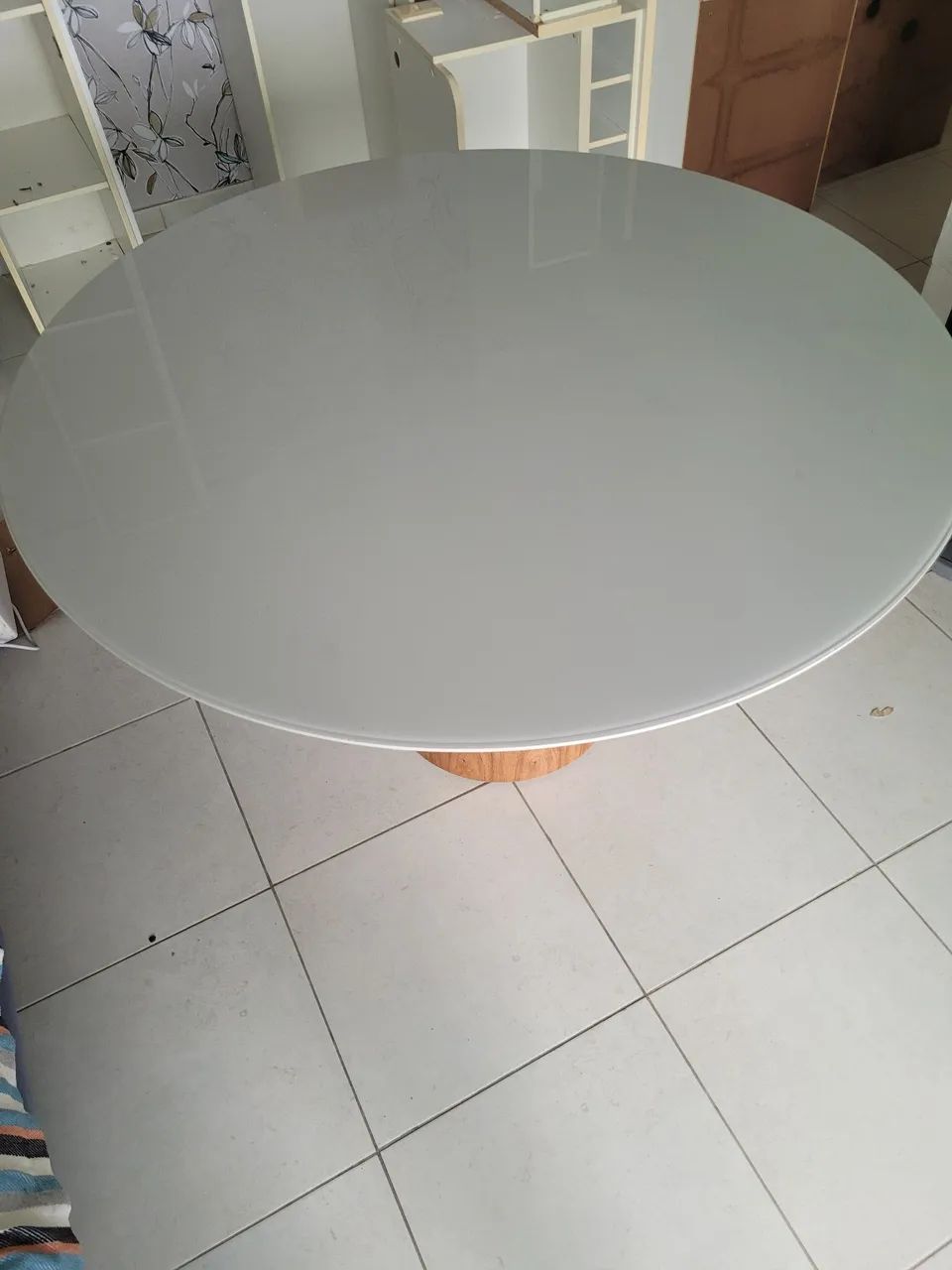 Mesa de jantar sem uso.