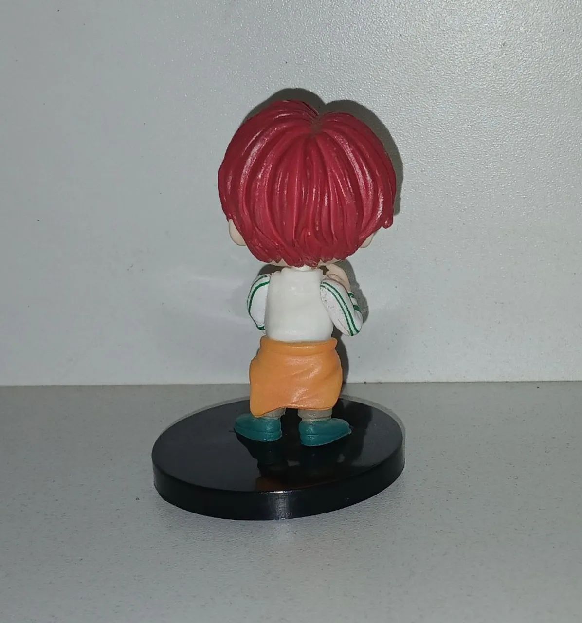 BONECO MINIATURA BTS SUGA COLADO NA BASE - Foto 2