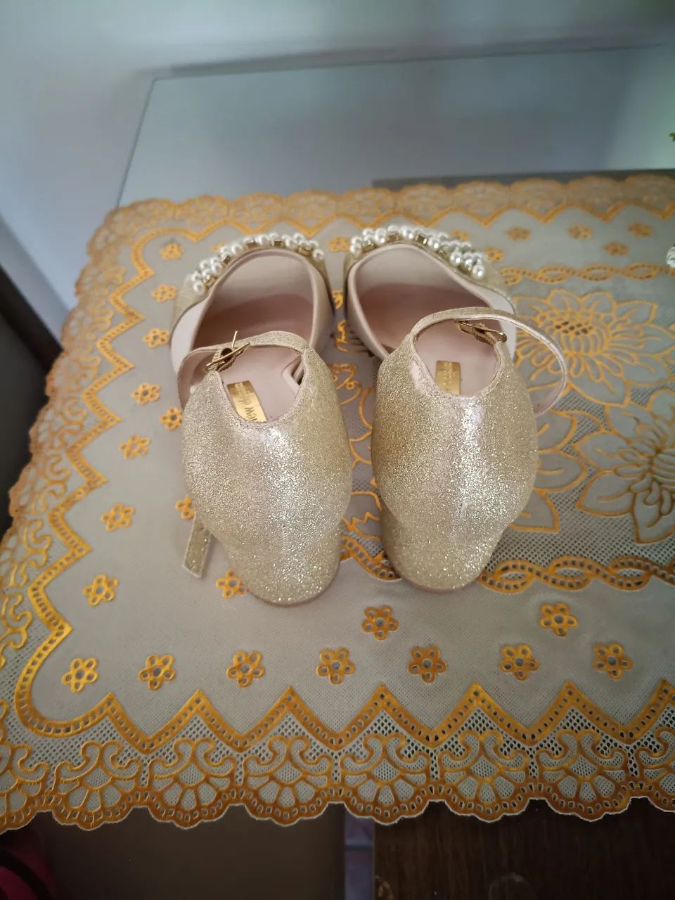 Sandália com detalhes em pérola e brilho. - Foto 2