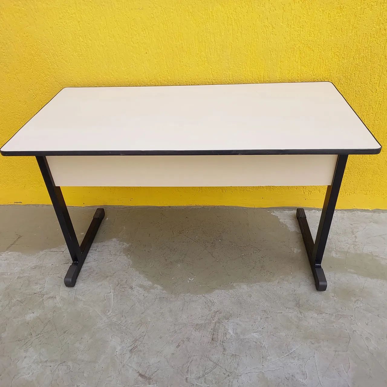Mesa escritório com gavetas bege - Foto 4