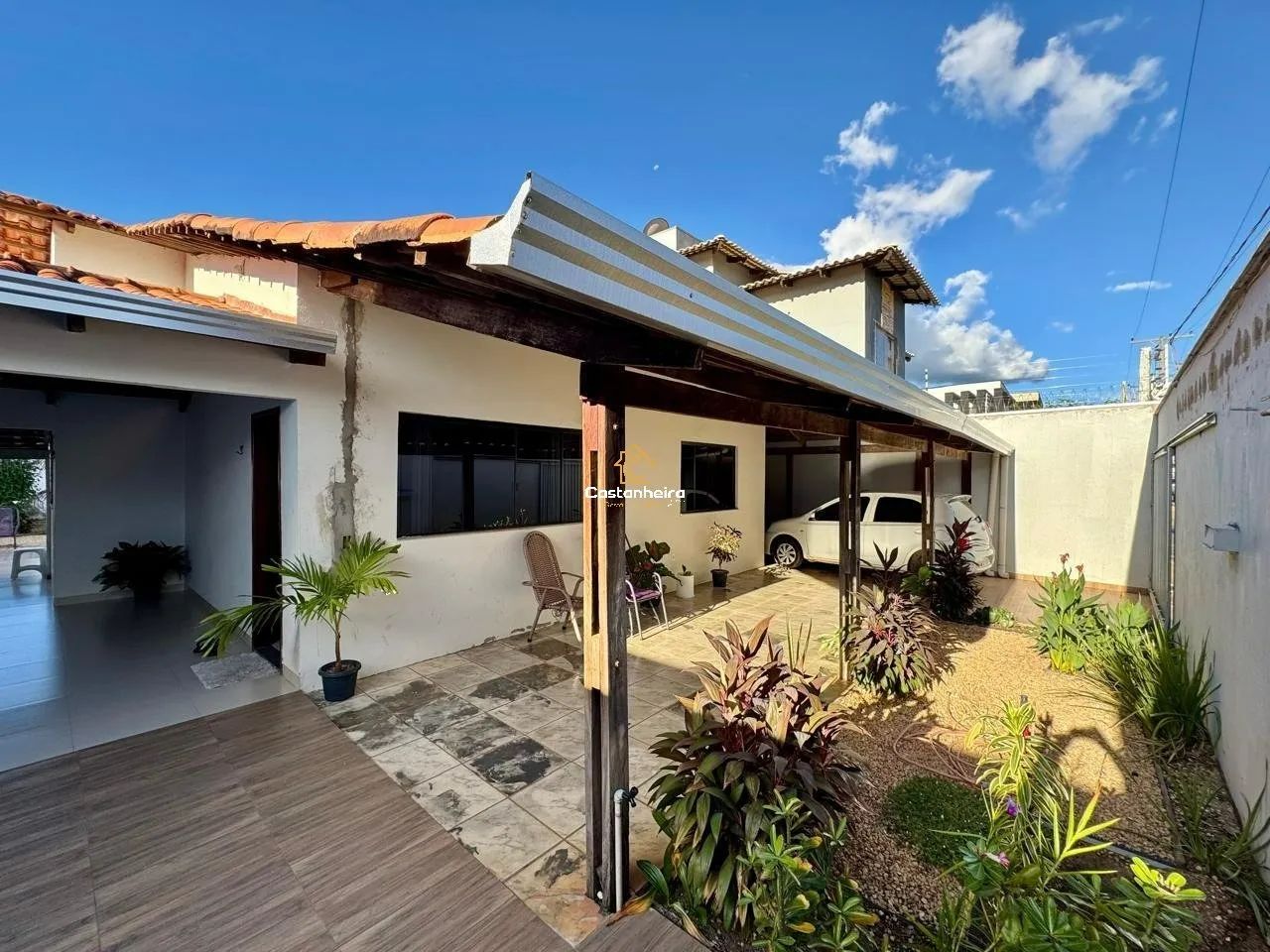 Casa com Edícula - 03 Quartos sendo 01 Suíte Plena - Plano Diretor Sul