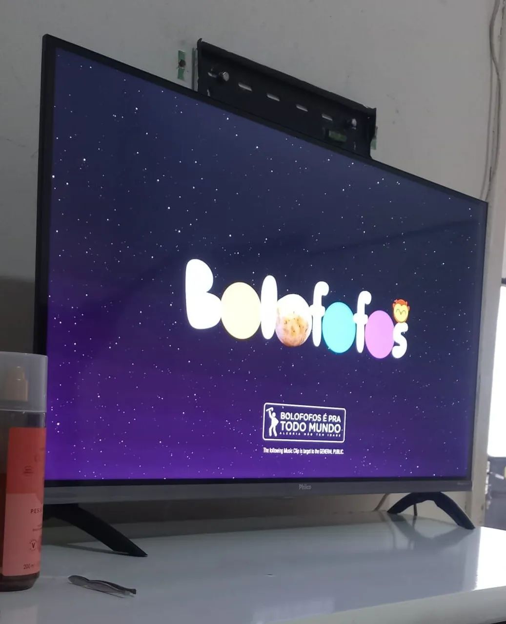 TV SMART ANDROID 32 POLEGADAS EM EXCELENTE ESTADO  - Foto 2