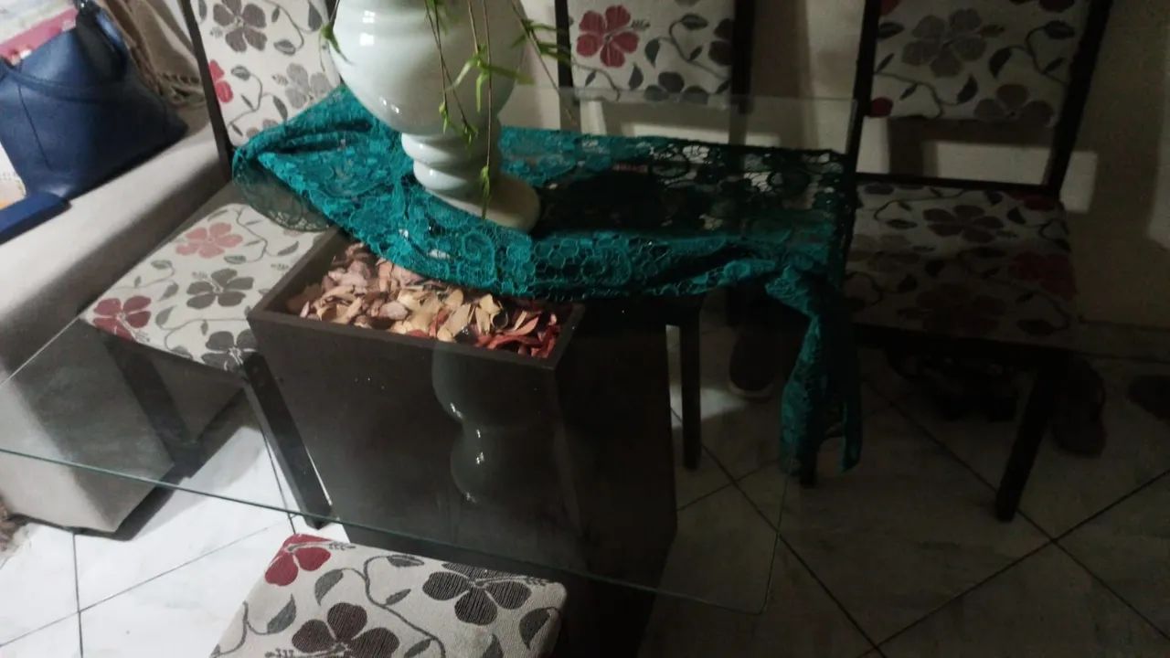 Mesa tampa de vidro  com 4 cadeiras - Foto 2