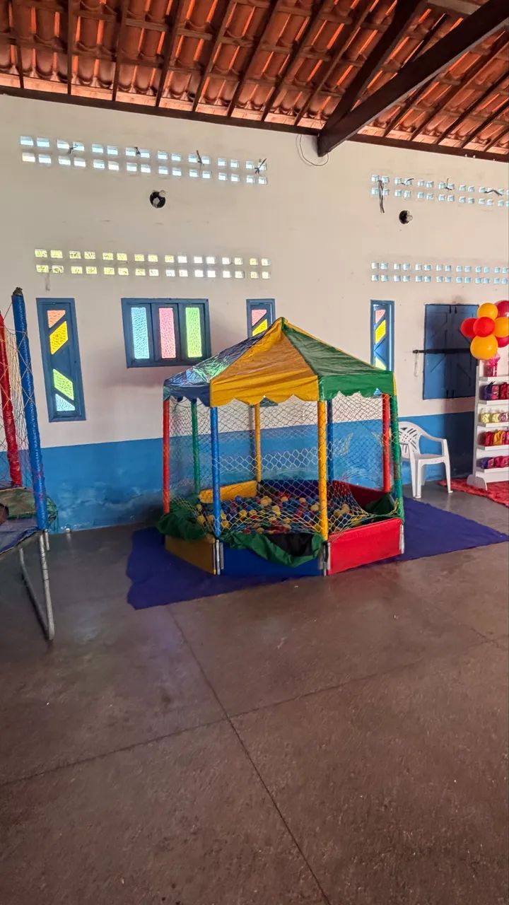 Piscina de bolinha com o escorregador 
