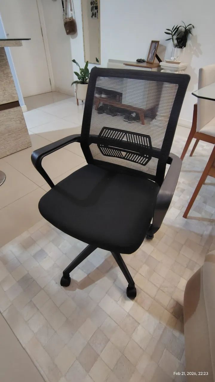 Cadeira de Escritório Giratória e Ajustável