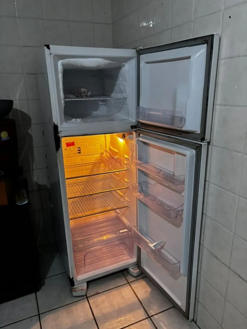 Vendo geladeira funcionando - Foto 2