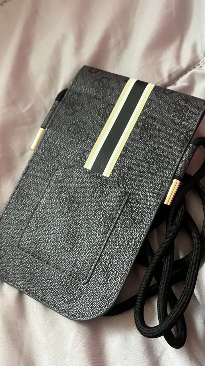 Bolsa Porta-Celular GUESS (Preta - Monograma / Stripe) - Foto 2
