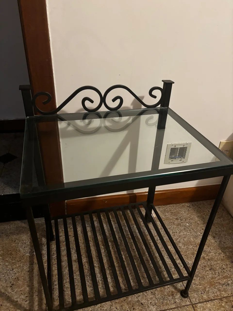 Mesa lateral / criado-mudo vintage em ferro e vidro - Foto 3