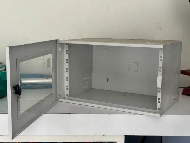 Rack de parede para equipamentos de rede - com chave