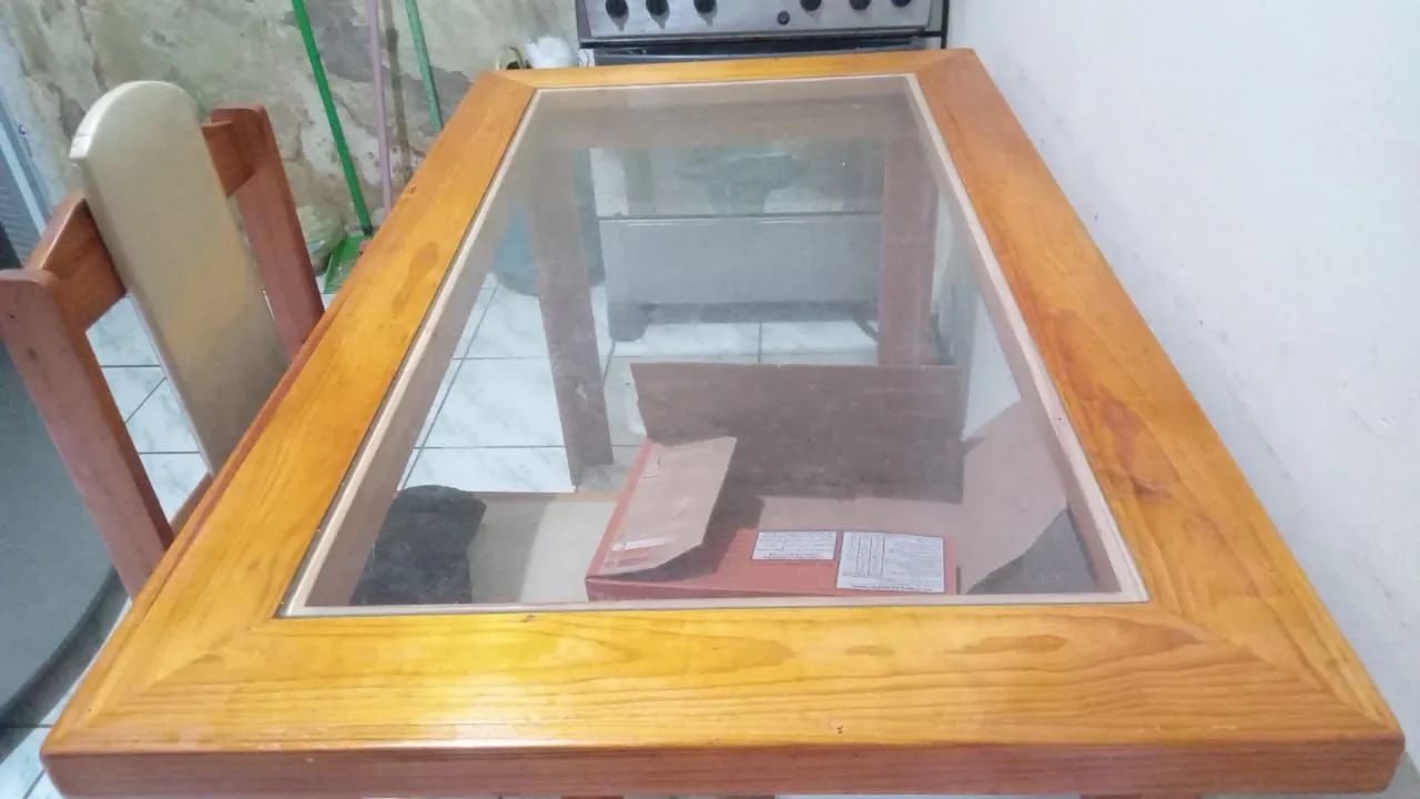 VENDO MESA COM 4 CADEIRAS SEMI NOVA