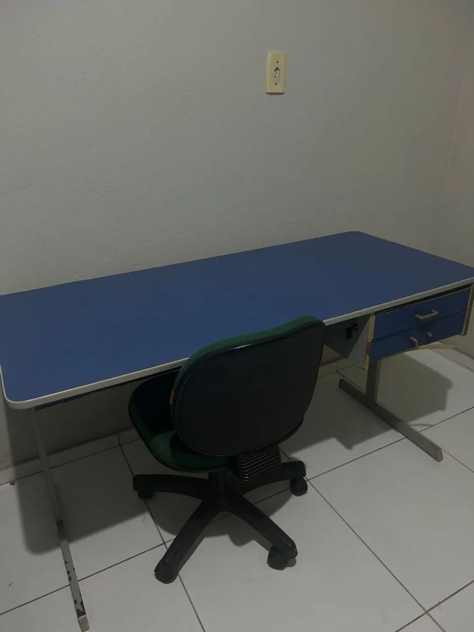 Mesa e cadeira