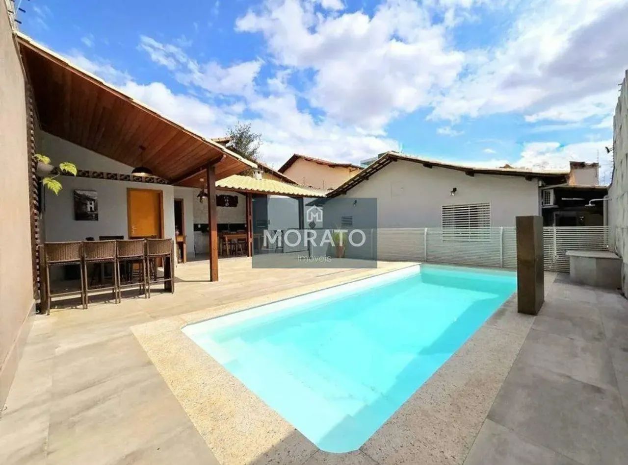 Casa com 4 quartos sendo 1 suíte com 4 vagas de garagem no bairro Serrano.