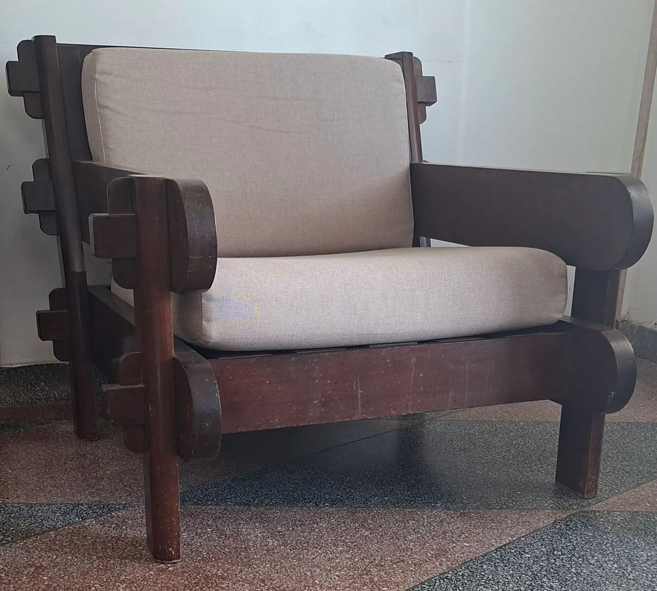 Conjunto com 2 Poltronas + sofa de três lugares, em Madeira Maciça Nobre, Estilo anos 70/8