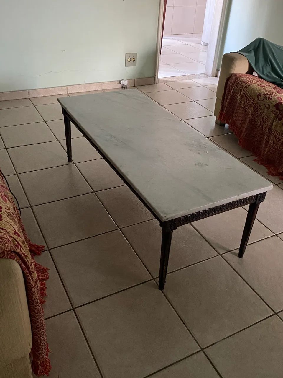Mesa de centro em madeira trabalhada e tampo de mármore 