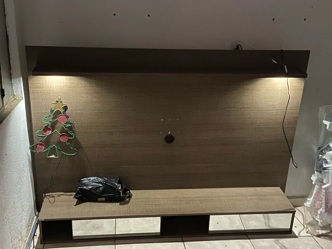 Rack grande com divisórias em vido espelhado, e luz - Foto 4