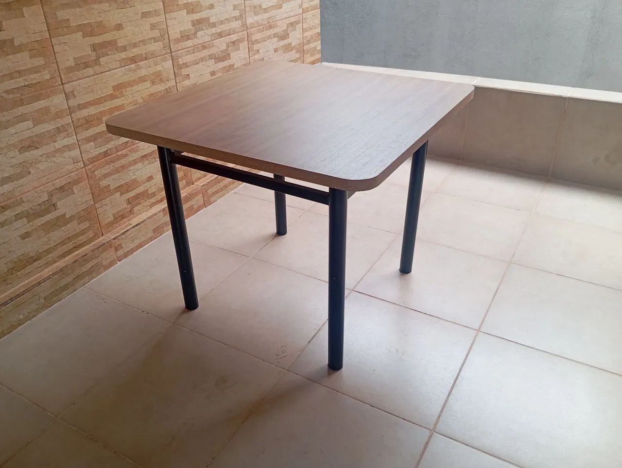 Mesa com base de metal e tampo de MDF  - Foto 4