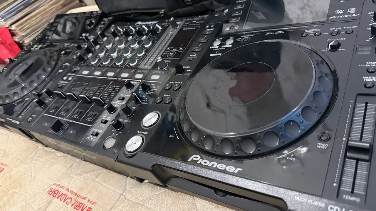 Vendo par de cdjs 2000 pionner e mixer Djm 700 ou troco por Moto XRE 300