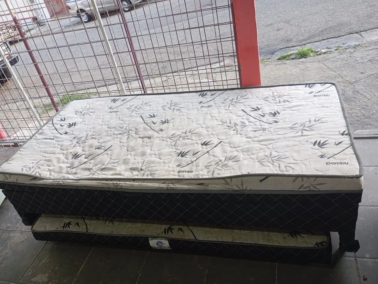 Box com baú e auxiliar de solteiro 