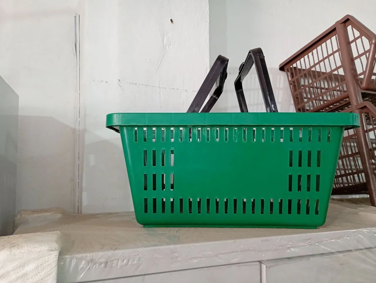 CESTAS DE MERCADINHO DE MAO E COM RODAS * - Foto 2