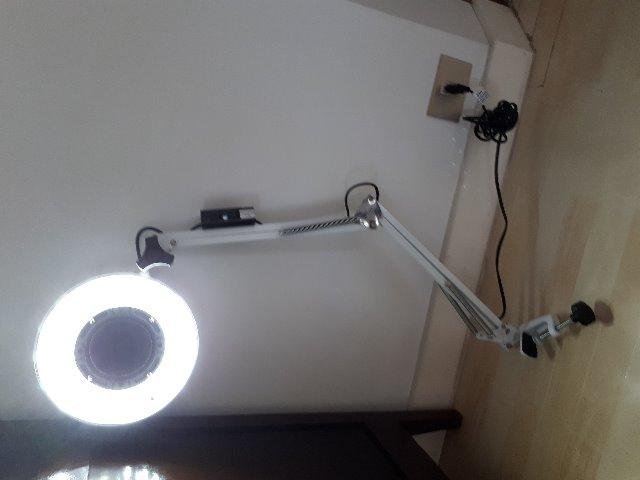 Luminária de prateleira na cor branca de led com braço móvel, usada - Foto 3