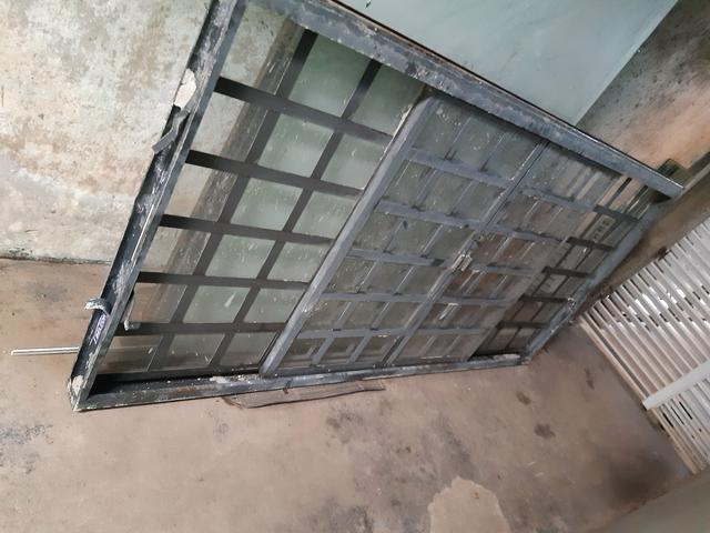 Vendo uma janela de ferro sasazaki usada mais está em perto estado