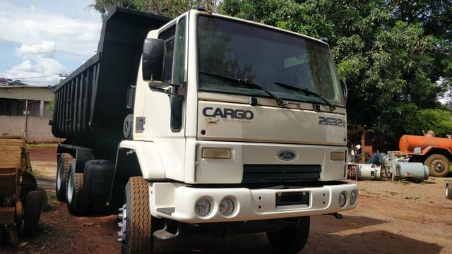 Caminhão Caçamba Ford Cargo 2632E - Foto 2