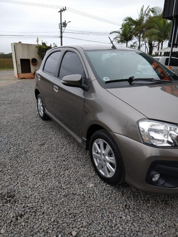 Vendo Etios Hatch 1.5 XLS Automático 2017/2018 - Foto 2