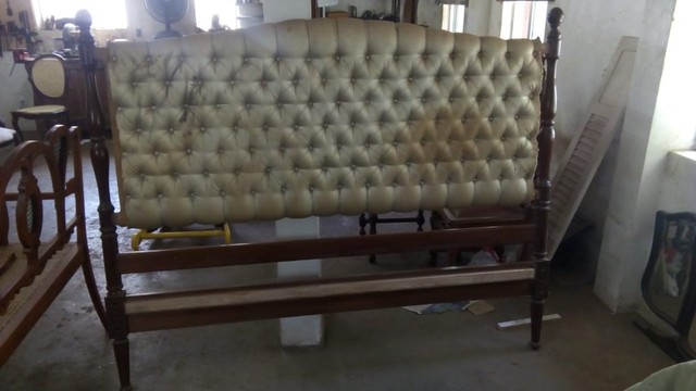 Cama de casa torneada em Vinhático com capitonê - Foto 3