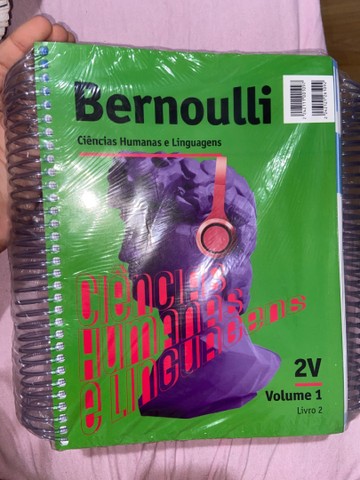 Apostilas Bernoulli 2V Volume 1 livros 1 e 2 no plástico.