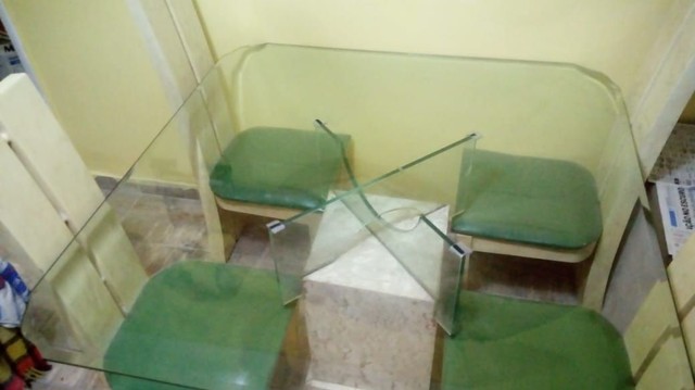 Mesa com 4 cadeiras de mármore e vidro - Foto 4