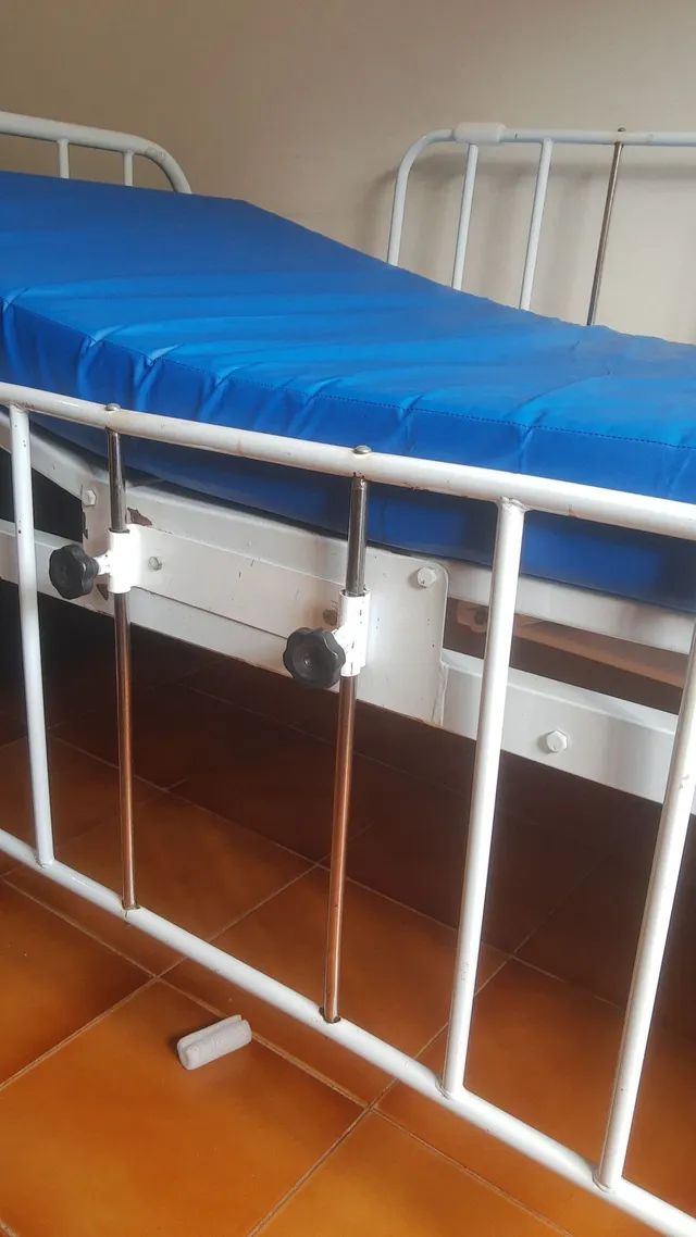 Cama hospitalar articulada + colchão com capa impermeável 