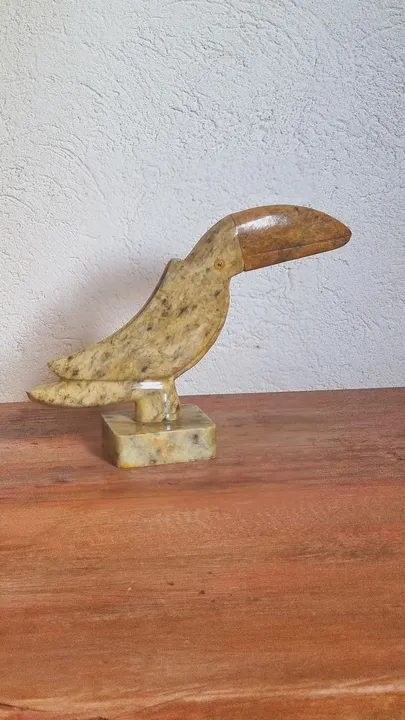 Escultura de tucano em pedra sabão
