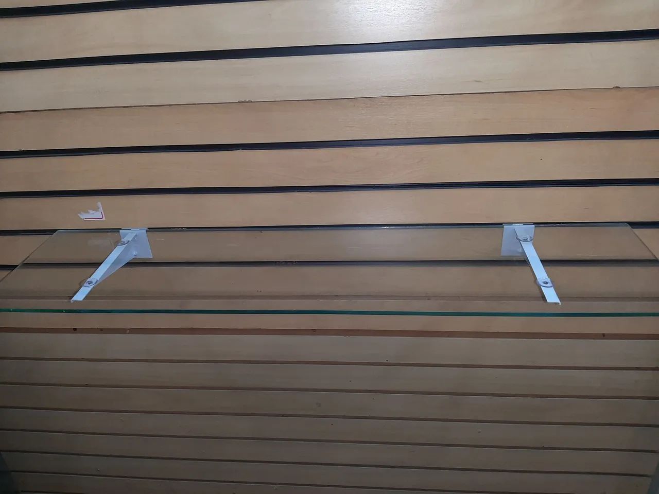 Prateleira de vidro com suporte