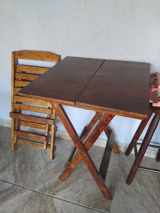 Mesa de madeira dobrável para 4 pessoas.