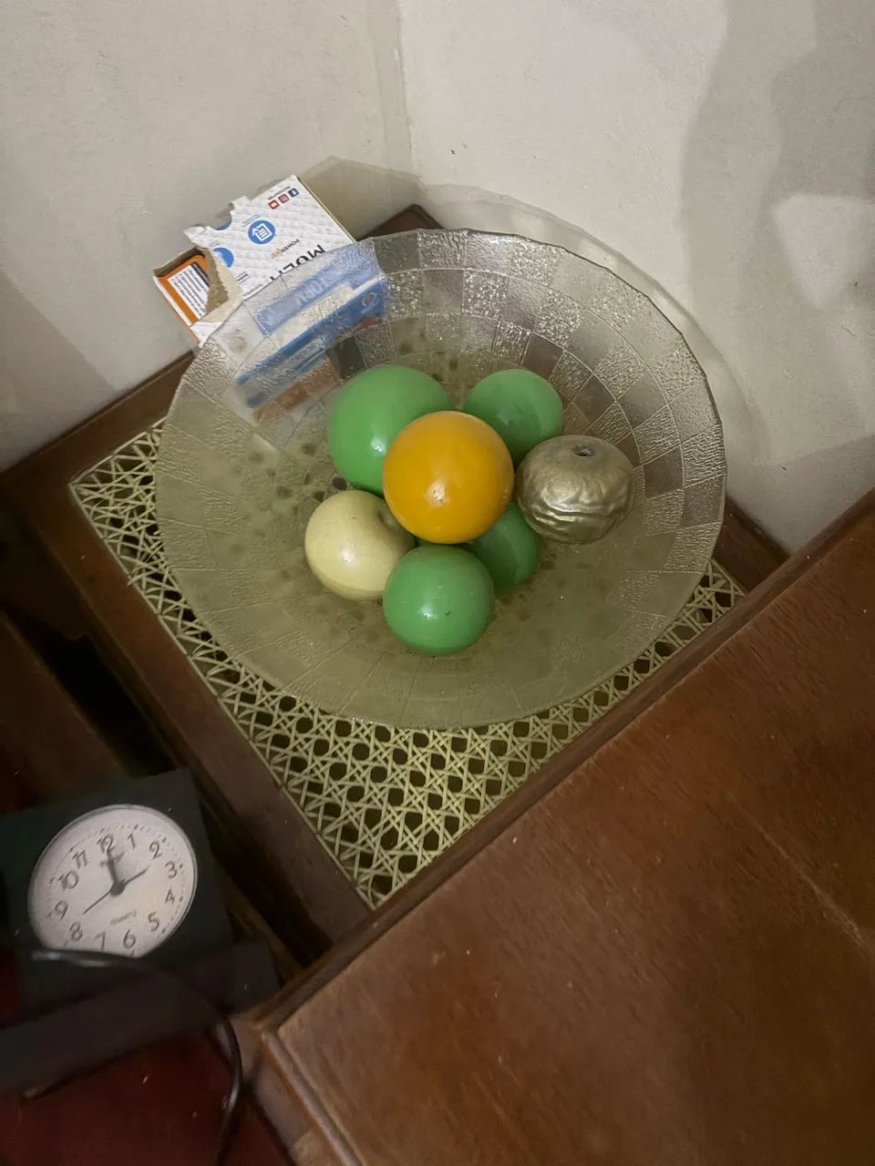 Cesto de vidro com bolas de vidro 