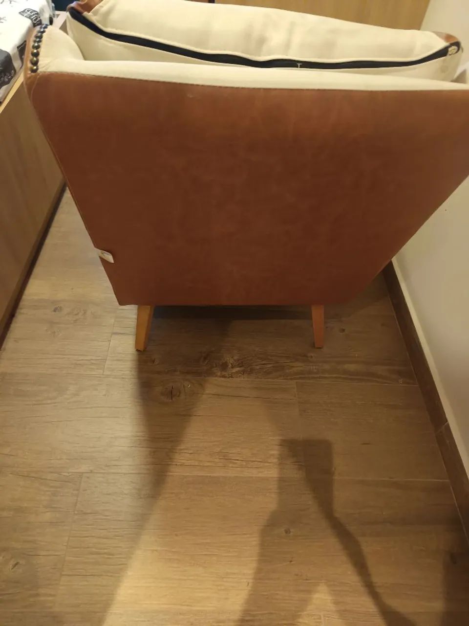 Poltrona Elegante com Detalhes em Couro - Foto 4