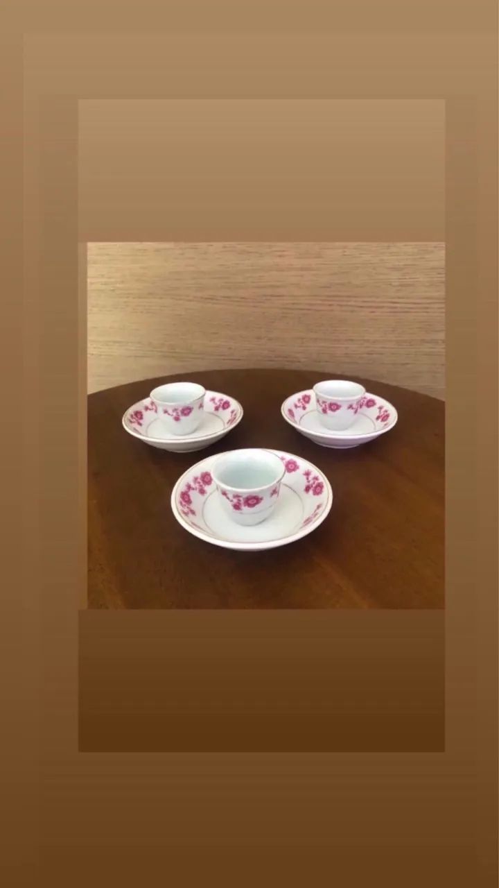 Três xícaras com pires em porcelana - Foto 4