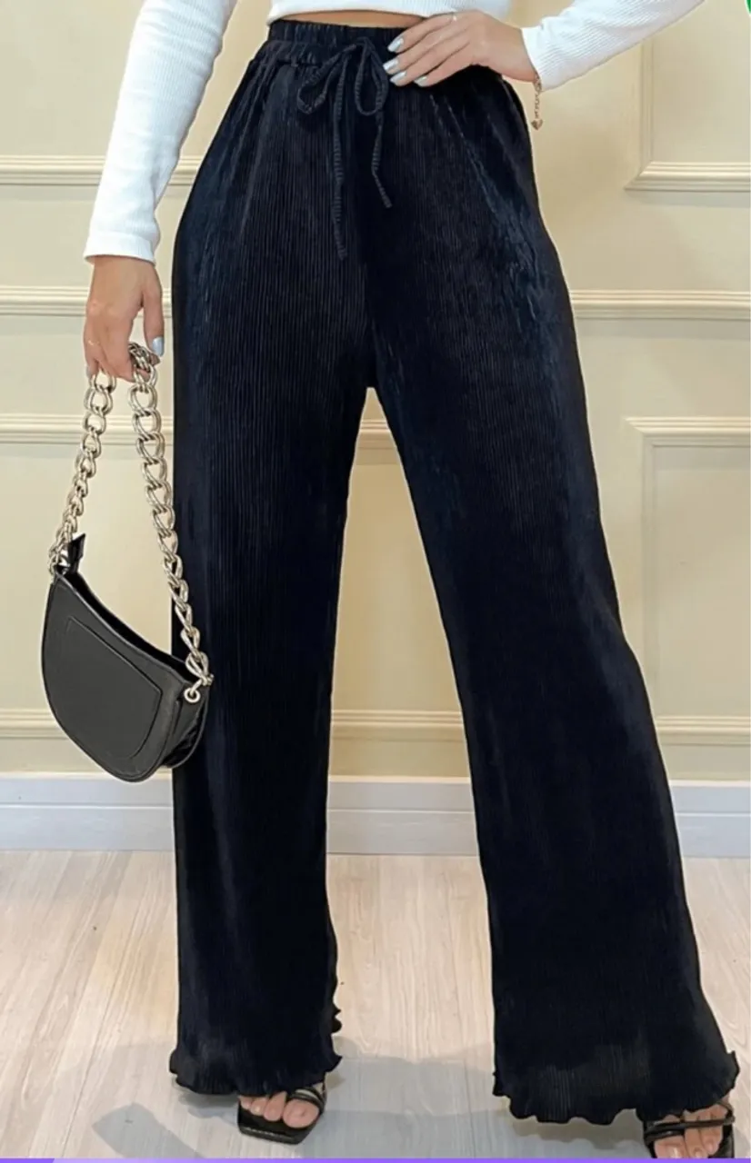 Calça preta plissada: Elegância e conforto!