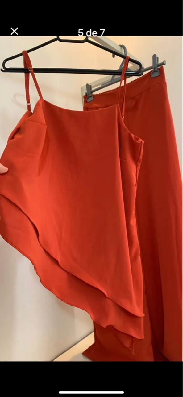 Conjunto de roupa feminina elegante em laranja