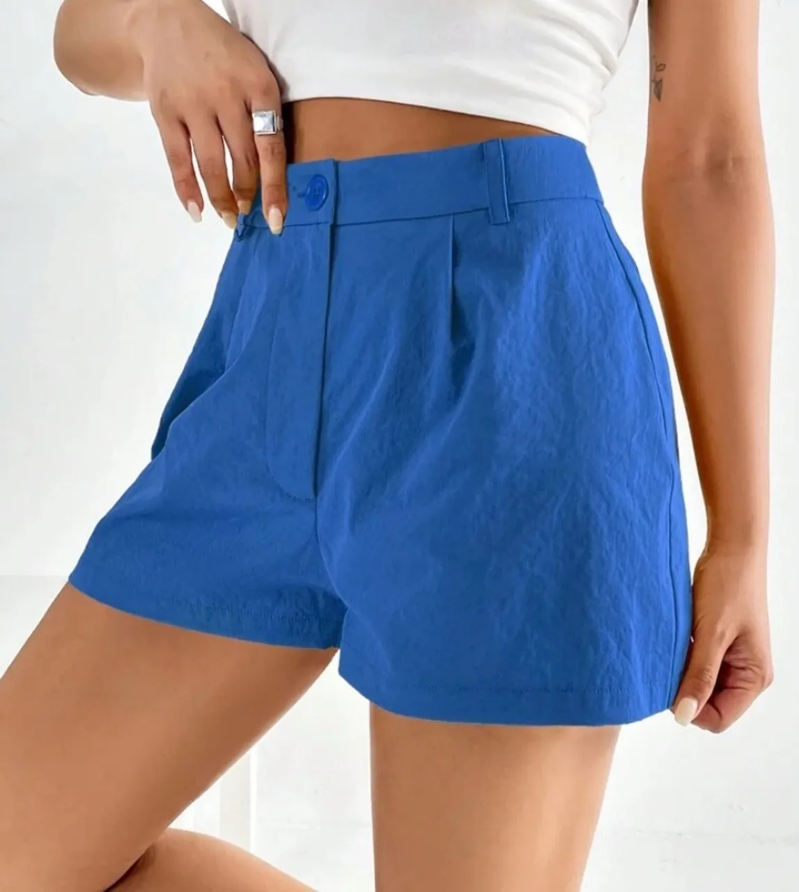 Shorts azul estilo alfaiataria