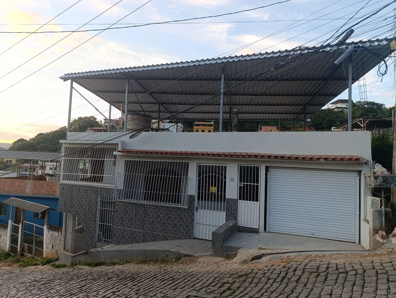 Casa + 2 quitinetes independentes