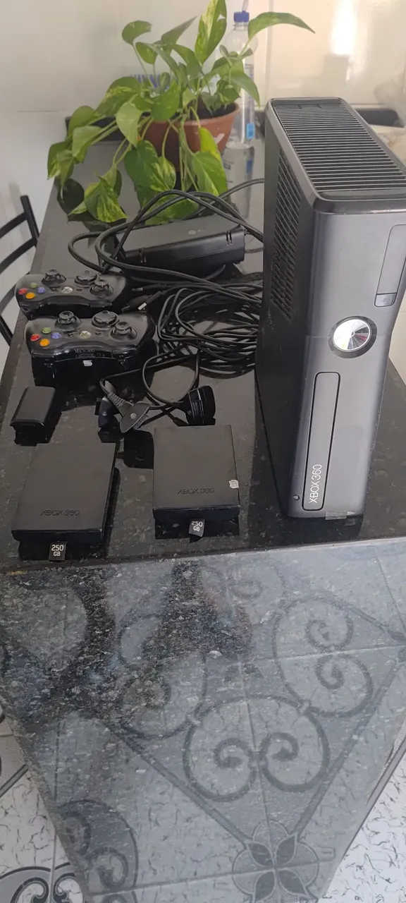 Xbox 360 Slim Completo - 2 Controles e HDs