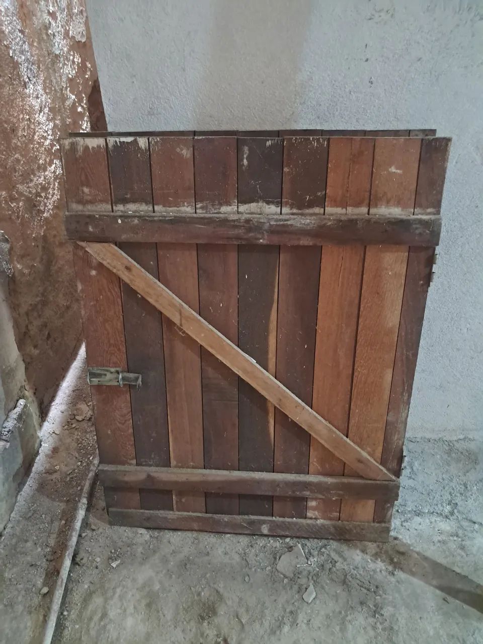 Porta de madeira maciça partes  com forro, em perfeito estado.. 