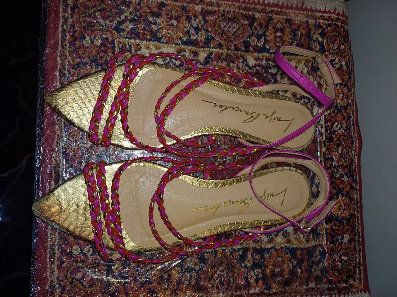 Sandália Luiza Barcelos,  rosa Pink e dourada, tam. 37.
