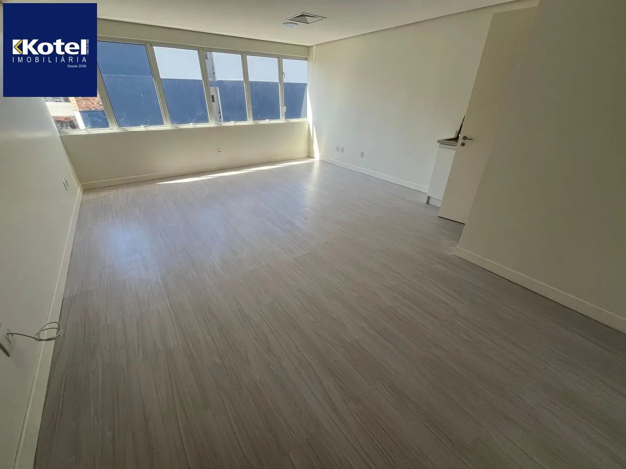 Sala comercial para alugar no Centro de POA, com uma vaga de garagem, prédio com elevador