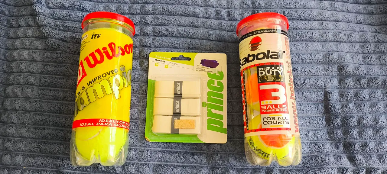 Bolas de tênis Wilson e Babolat e overgrip