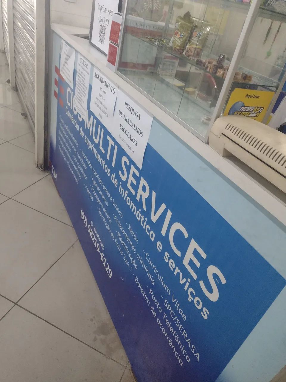 Transforme o visual do seu comércio com este balcão funcional e elegante!