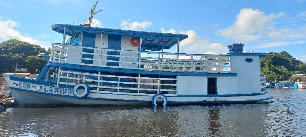 Barco de Passeio em Ótimo Estado - Pronto para o Lazer!